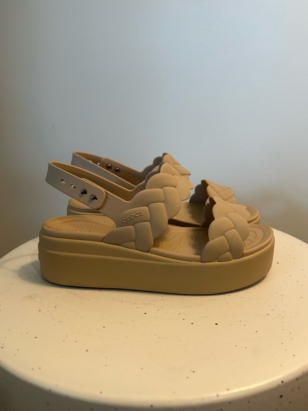 Crocs Brooklyn Woven Upper Low Wedge Sandals Chai Tan Women’s 7 209977